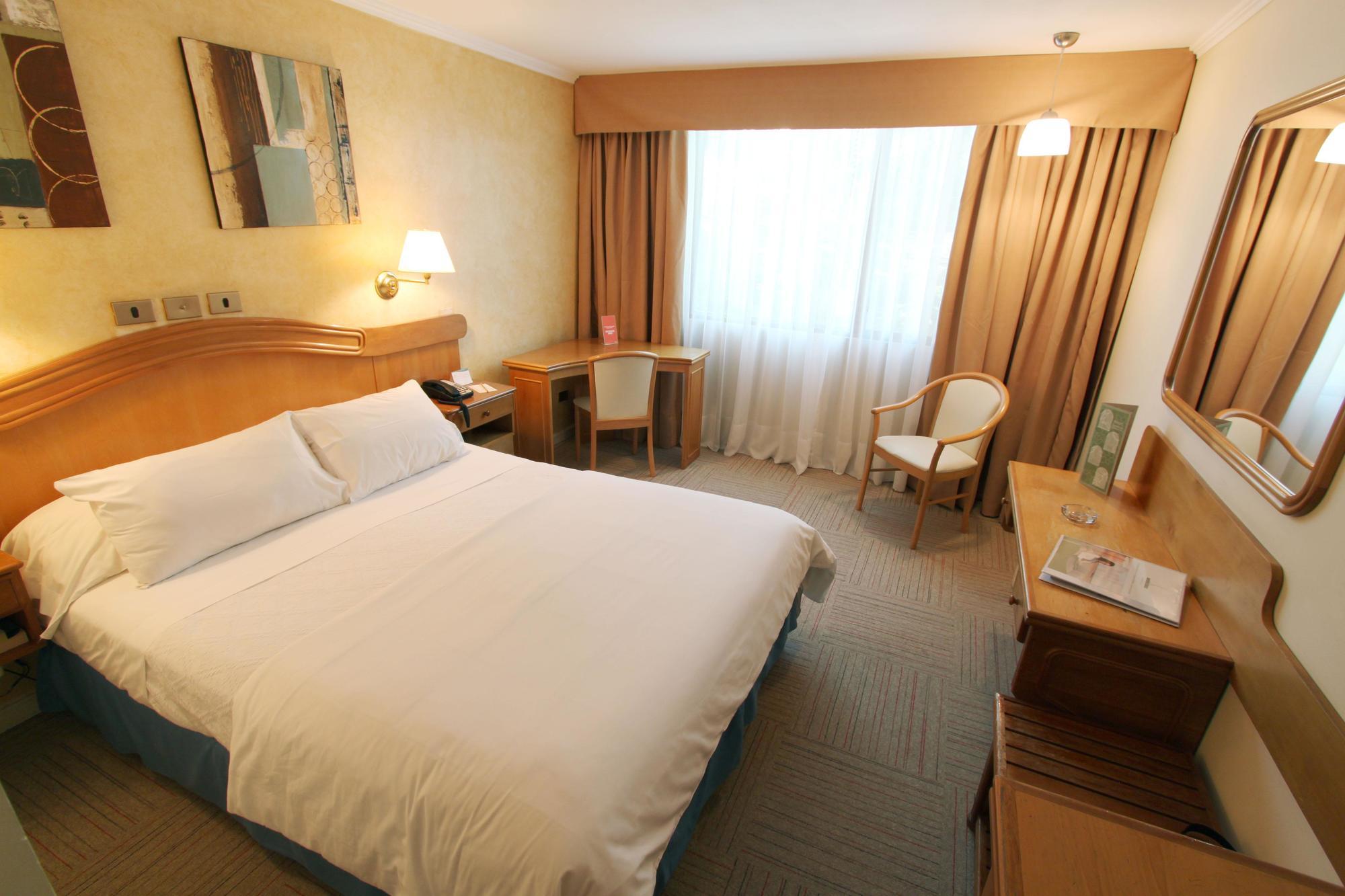 Hotel Torremayor Lyon Santiago de Chile Rum bild